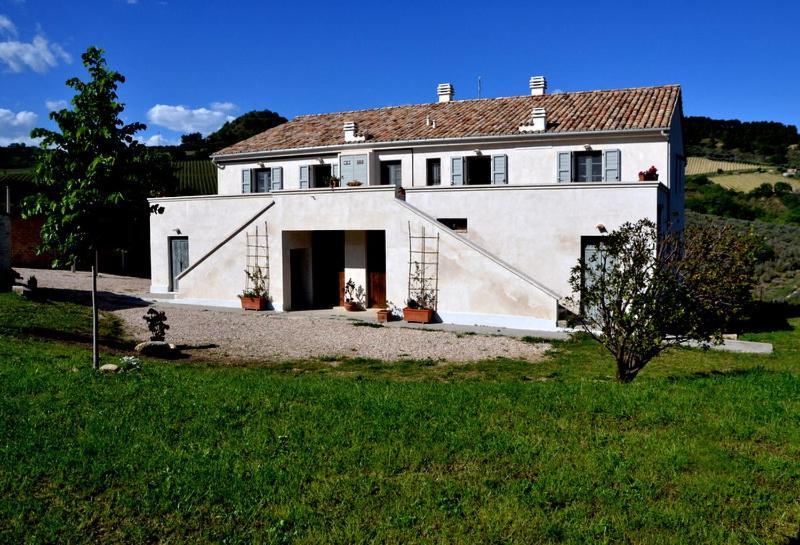 B&B Casale Fonte Vecchia Монтепрандоне Екстериор снимка